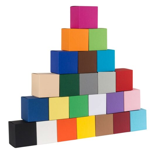 Stapel gekleurde kubusdoosjes van karton