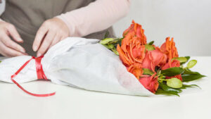 rozen verpakken in wit zijdepapier