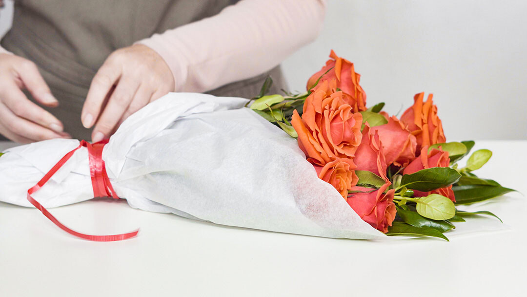 rozen verpakken in wit zijdepapier